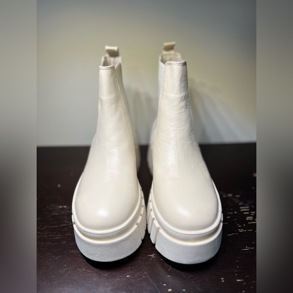 NEW Aqua Women's Bonds Lug Sole Ankle Boots Color Bone 6 7 M (Flaw: TWO SIZES) - Picture 3 of 9